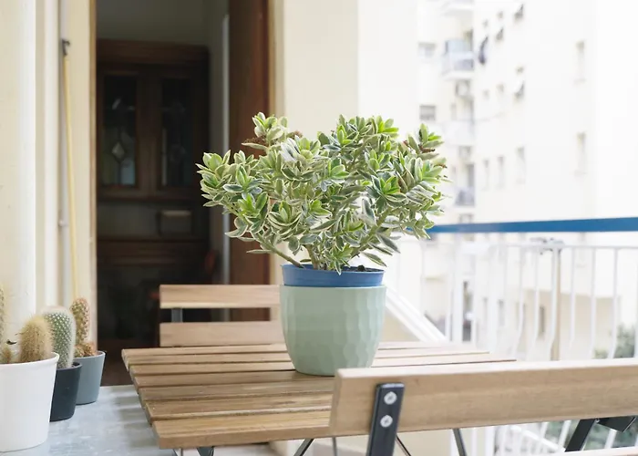 Bright With Balcony Near Centre & Metro *
