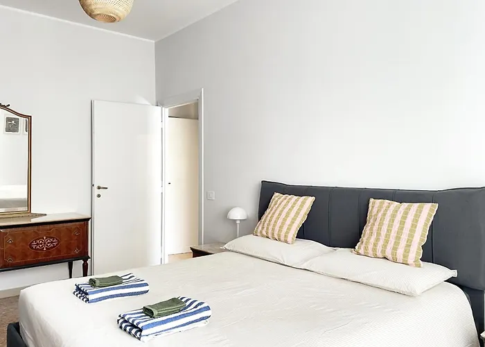 Bright With Balcony Near Centre & Metro Daire *